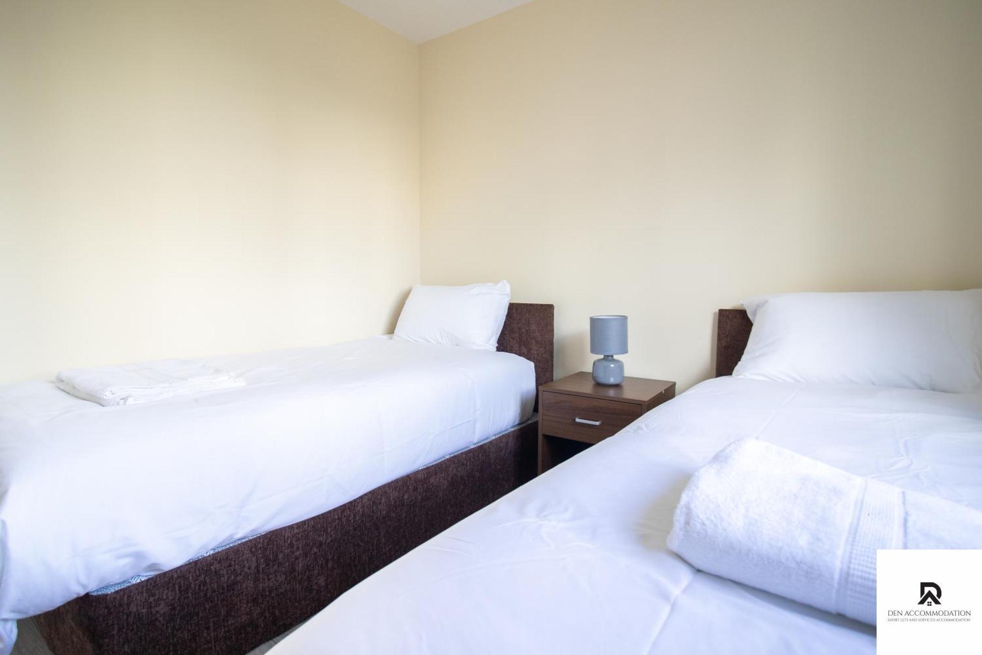 Newly Launched Two Bedroom House By Den Accommodation Short Lets & Serviced Accommodation With Garden Лондон Экстерьер фото