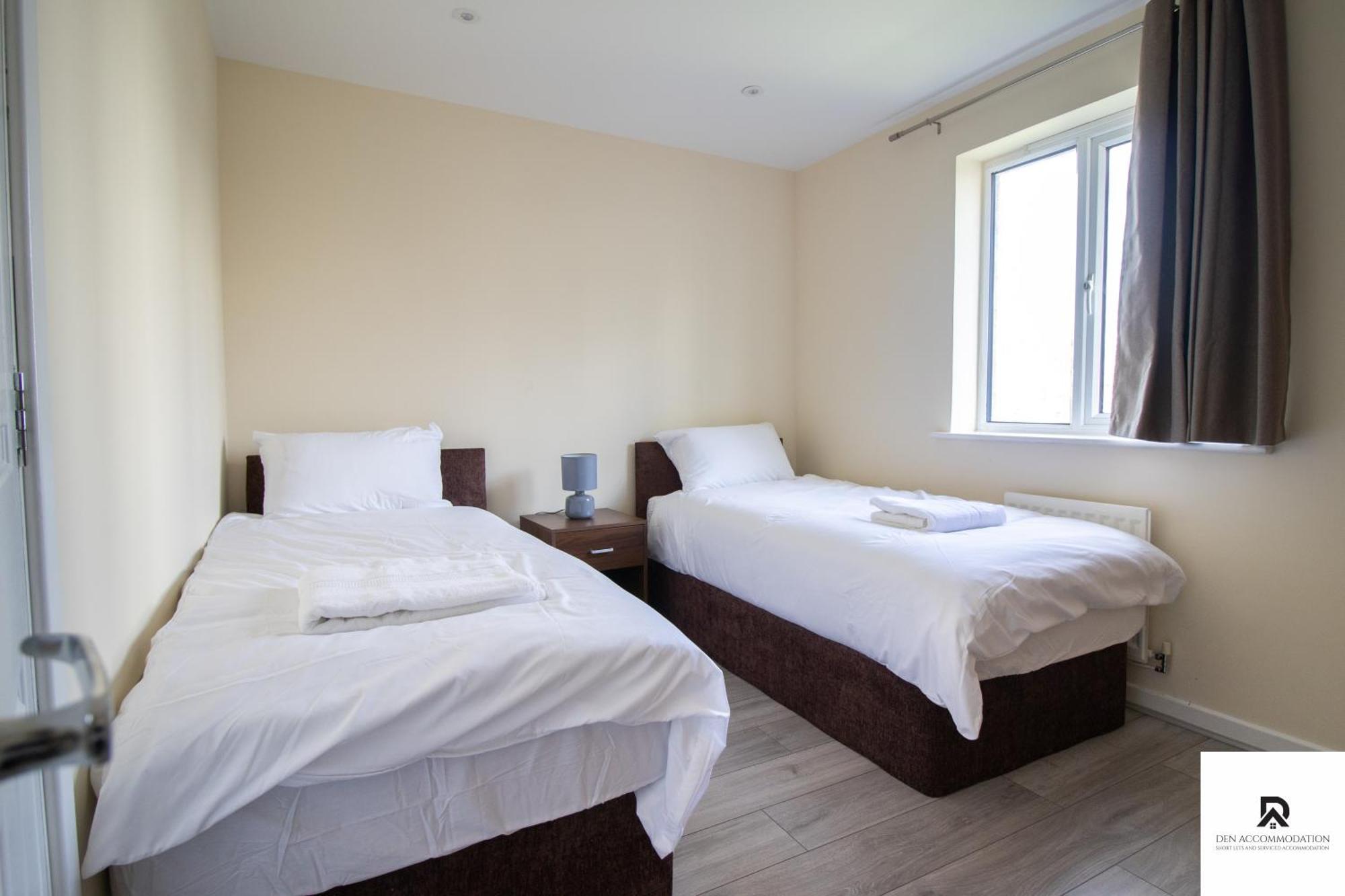 Newly Launched Two Bedroom House By Den Accommodation Short Lets & Serviced Accommodation With Garden Лондон Экстерьер фото