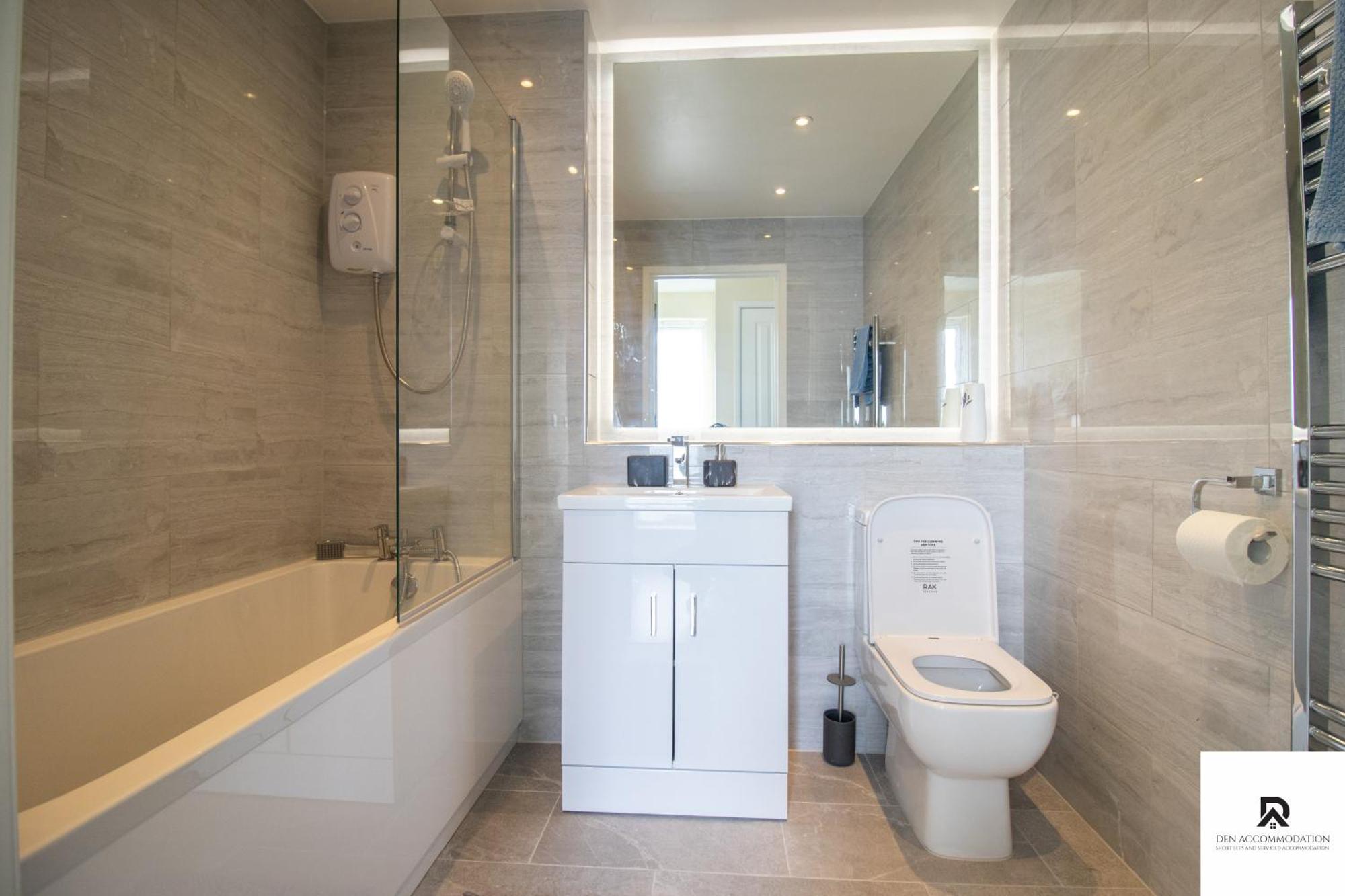 Newly Launched Two Bedroom House By Den Accommodation Short Lets & Serviced Accommodation With Garden Лондон Экстерьер фото