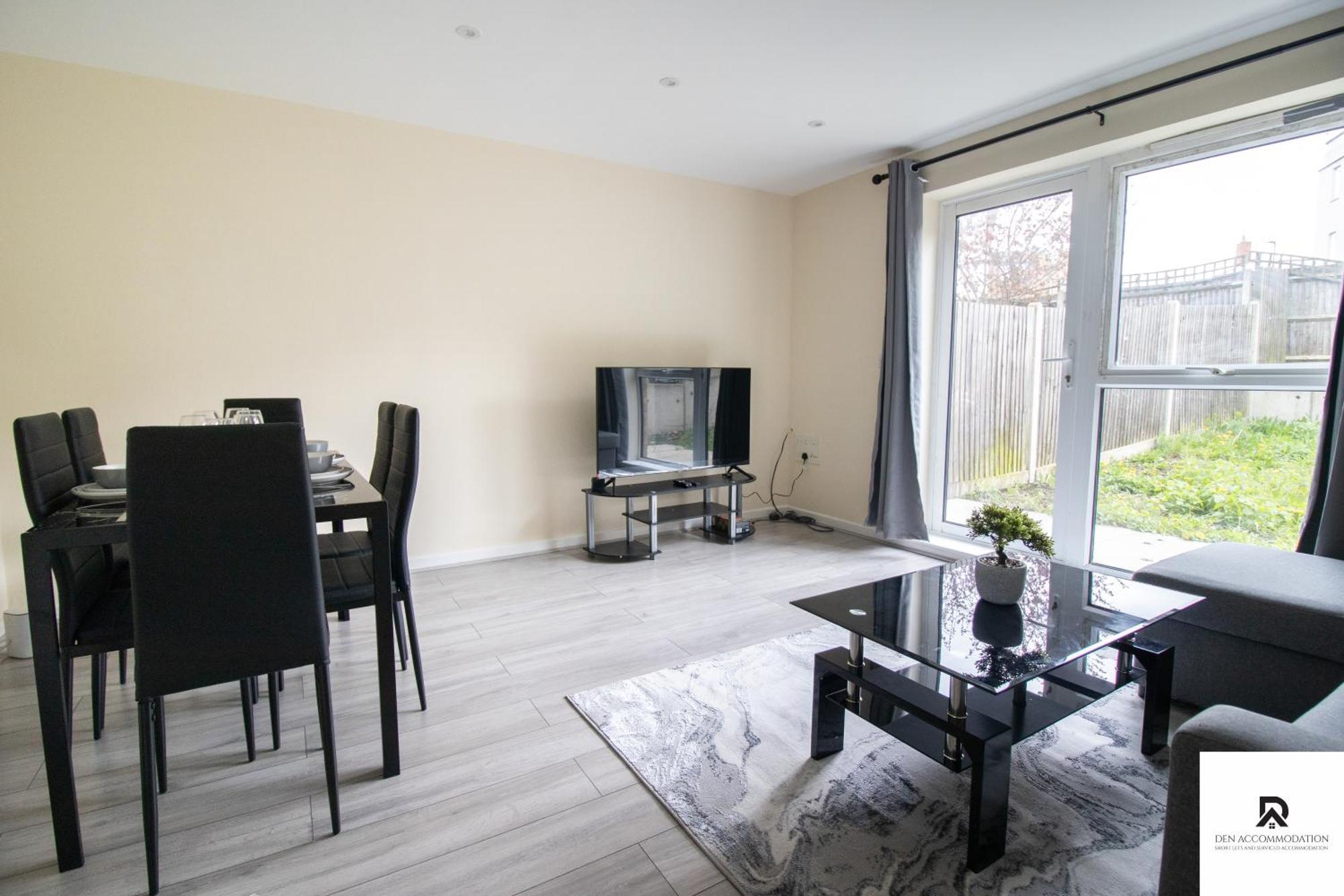 Newly Launched Two Bedroom House By Den Accommodation Short Lets & Serviced Accommodation With Garden Лондон Экстерьер фото