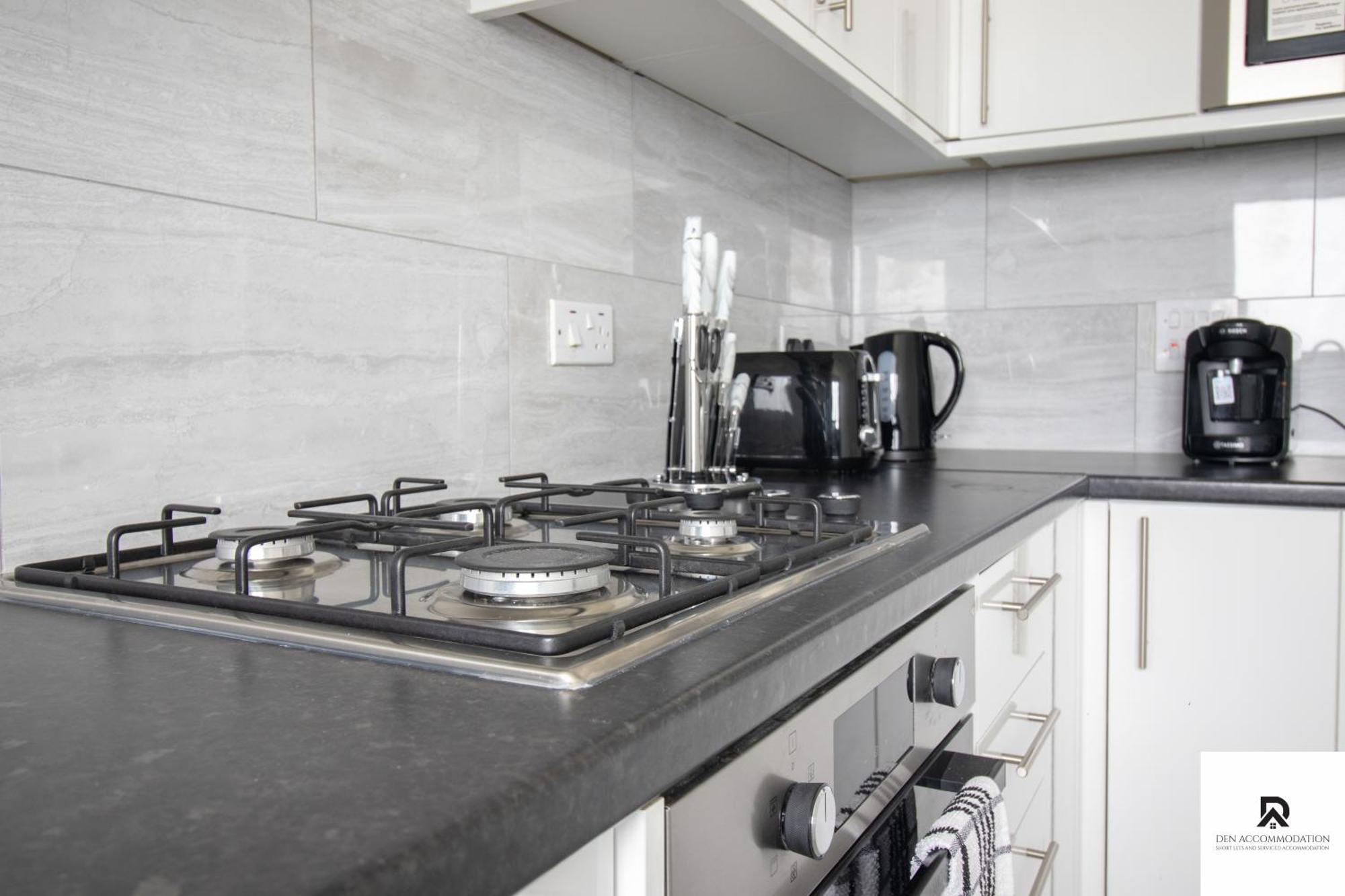 Newly Launched Two Bedroom House By Den Accommodation Short Lets & Serviced Accommodation With Garden Лондон Экстерьер фото