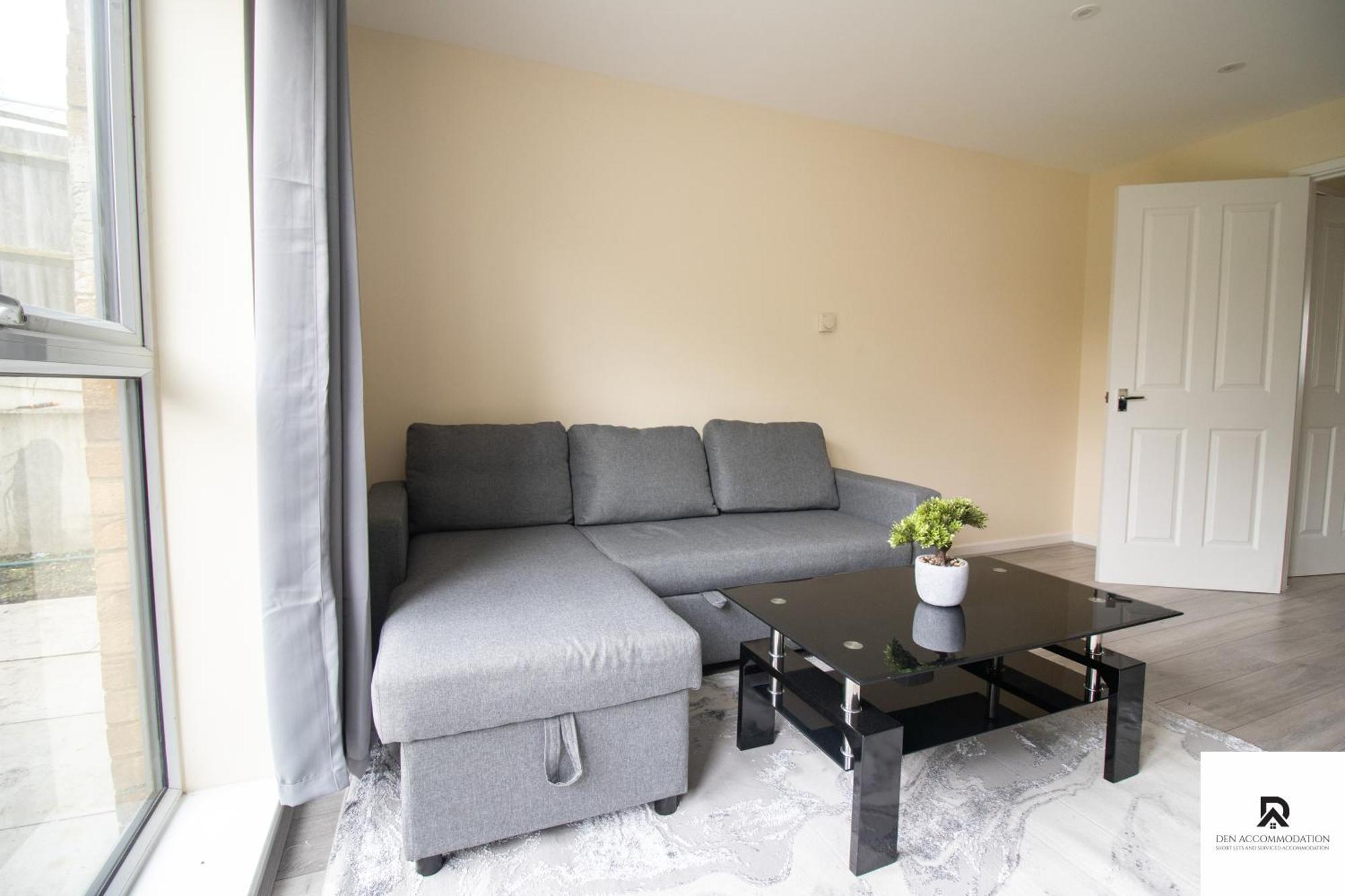 Newly Launched Two Bedroom House By Den Accommodation Short Lets & Serviced Accommodation With Garden Лондон Экстерьер фото