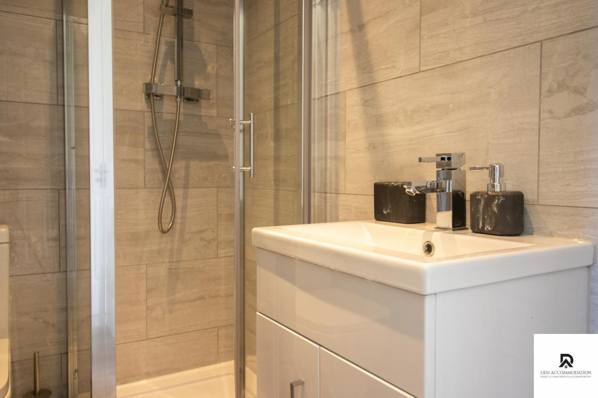 Newly Launched Two Bedroom House By Den Accommodation Short Lets & Serviced Accommodation With Garden Лондон Экстерьер фото