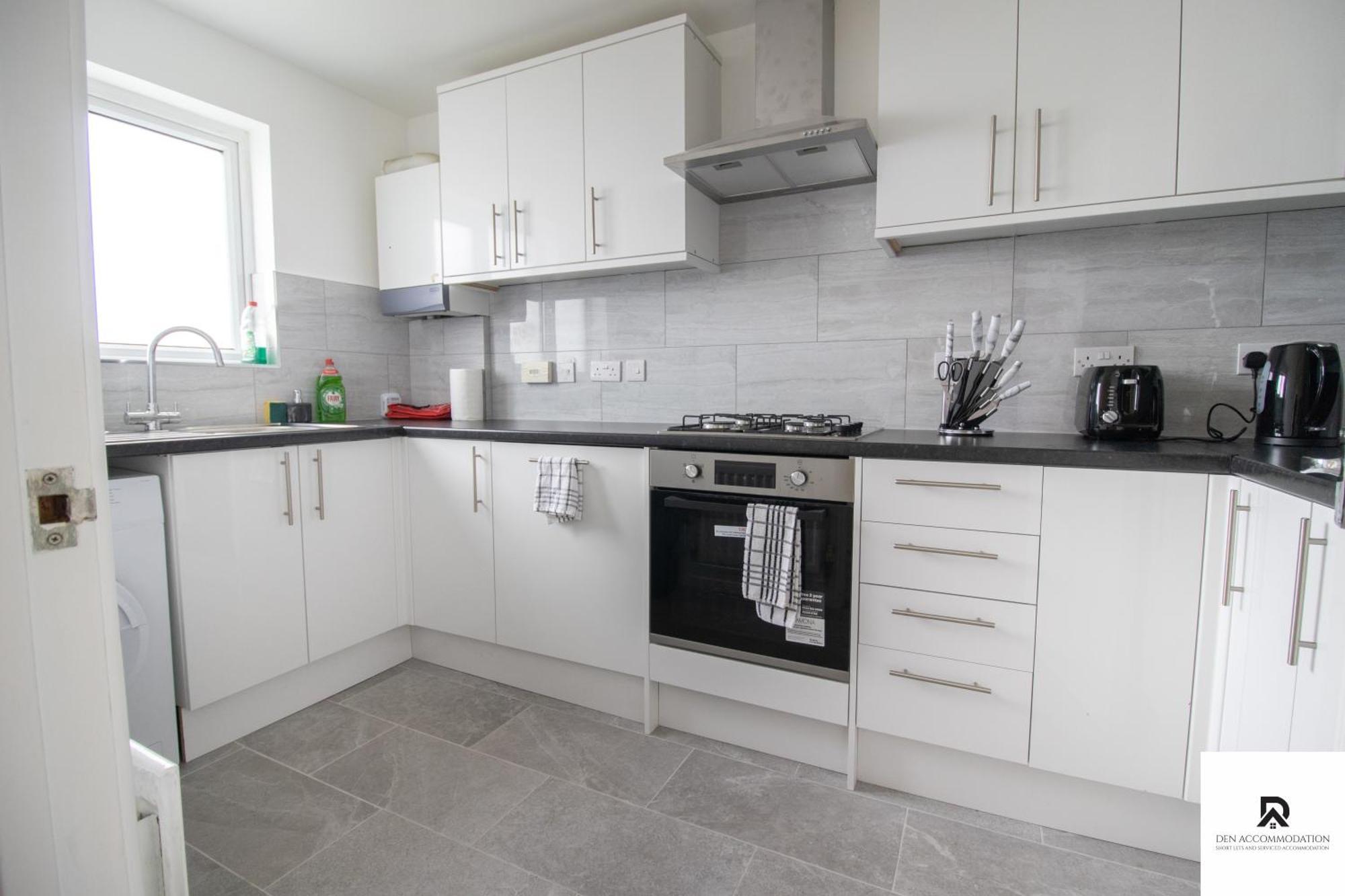 Newly Launched Two Bedroom House By Den Accommodation Short Lets & Serviced Accommodation With Garden Лондон Экстерьер фото