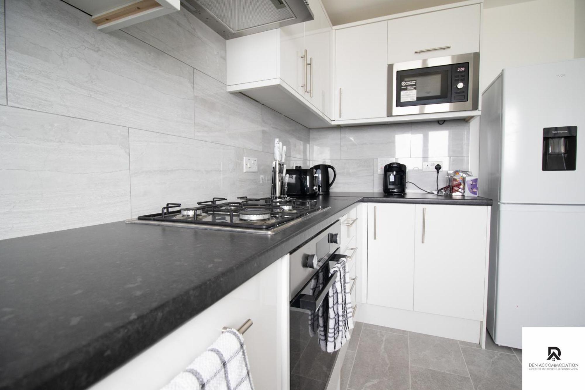 Newly Launched Two Bedroom House By Den Accommodation Short Lets & Serviced Accommodation With Garden Лондон Экстерьер фото