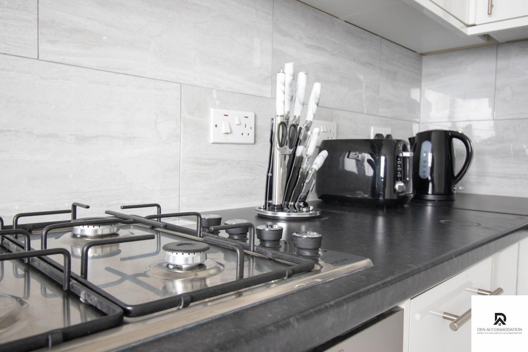 Newly Launched Two Bedroom House By Den Accommodation Short Lets & Serviced Accommodation With Garden Лондон Экстерьер фото