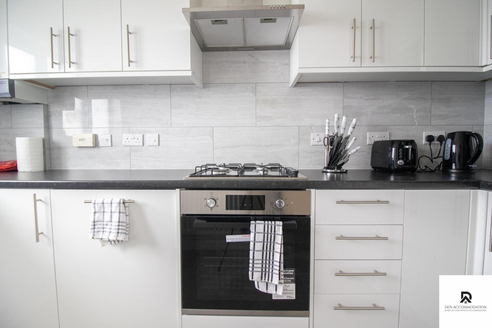 Newly Launched Two Bedroom House By Den Accommodation Short Lets & Serviced Accommodation With Garden Лондон Экстерьер фото