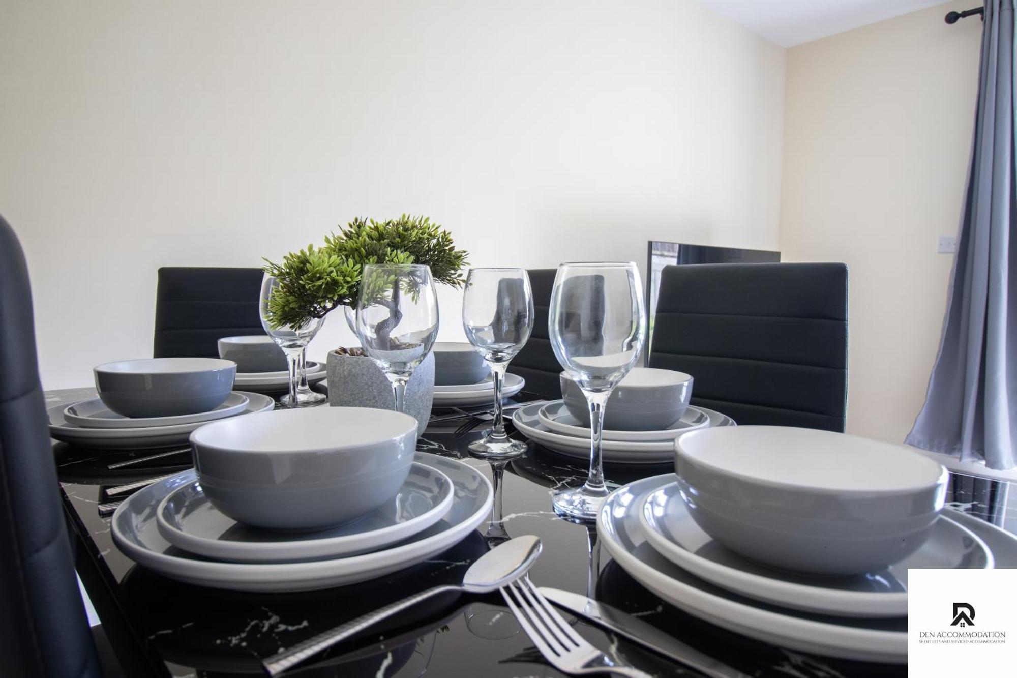 Newly Launched Two Bedroom House By Den Accommodation Short Lets & Serviced Accommodation With Garden Лондон Экстерьер фото